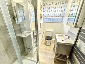 Shower room- click for photo gallery